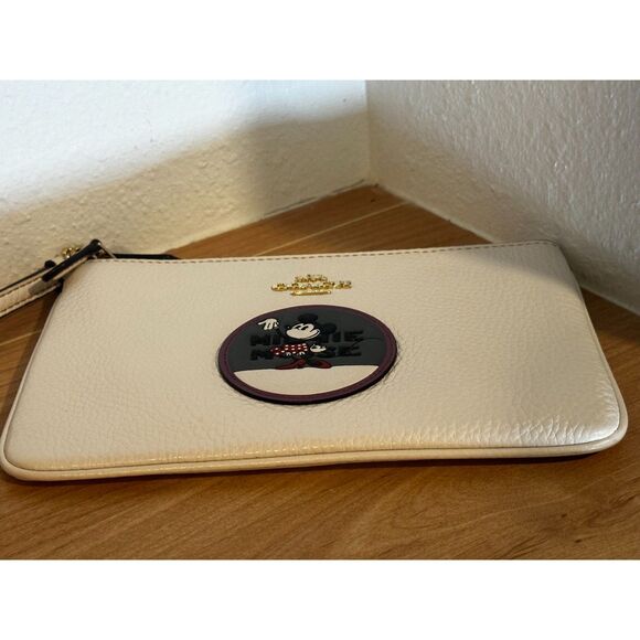 Disney x Coach Minnie Mouse Small Patch Wristlet EUC - Picture 4 of 8